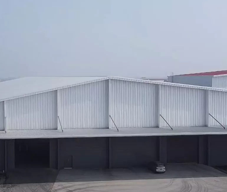 展示ホールのようなブティック工場の建物は、エンジニアリングマジシャンによって建てられています
